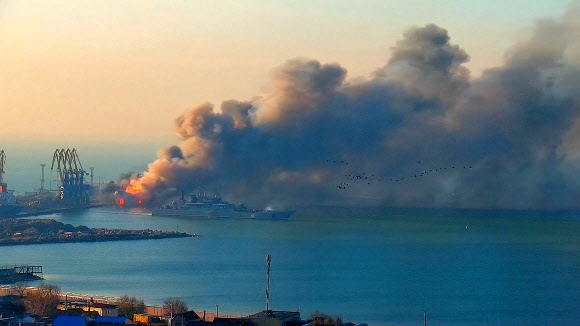 우크라이나 베르디안스크 항구에서 24일(현지시간) 불이 난 선박에서 검은 연기가 치솟고 있다. 우크라이나 국방부는 이 선박이 러시아 배라고 밝혔다. 2022.3.25 베르디안스크 로이터 연합뉴스