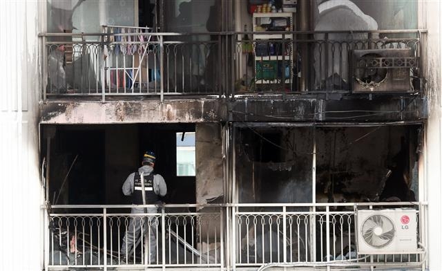 26일 서울 동대문구 전농동 한 아파트 7층에서 화재가 발생해 소방관계자가 조사를 하고 있다. 2022.3.26 뉴스1