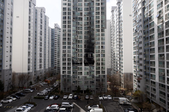 26일 오후 화재가 발생한 서울 동대문구 전농동 한 아파트의 모습.<br>불은 25층짜리 아파트 7층에서 발생했으며 주민 12명이 구조되고 60여명은 자력으로 대피했다. 구조된 주민 중 4명은 연기를 마셔 병원으로 이송됐다. 2022.3.26 <br>연합뉴스