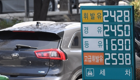 한국 휘발유 가격이 세계 평균보다 약 26% 비싼 것으로 나타났다. 27일 유가정보 웹사이트 ‘글로벌 페트롤 프라이시스’에 따르면 전 세계 휘발유 평균 가격은 지난 21일 기준 리터당 1.33달러였다. 한국 휘발유 가격은 이보다 25.9% 높은 1.68달러(1994.39원)였다. 한국은 집계 대상 세계 170개국 가운데 휘발유 값이 42번째로 높았다. 또한 디젤 차량 비중이 큰 유럽 지역에서 경유 수요가 많은데, 러시아의 우크라이나 침공으로 경유 수급에 어려움을 겪게돼 국내 경유 가격이 폭등했다. 사진은 이날 서울 영등포구의 한 주유소에 경유 가격이 휘발유를 앞선 가격 안내판이 세워져 있다. 2022.3.27 오장환 기자