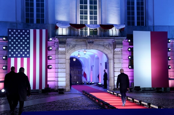 조 바이든 미국 대통령이 폴란드 바르샤바 로얄 캐슬에서 연설을 마친 뒤 건물로 들어가고 있다. AP