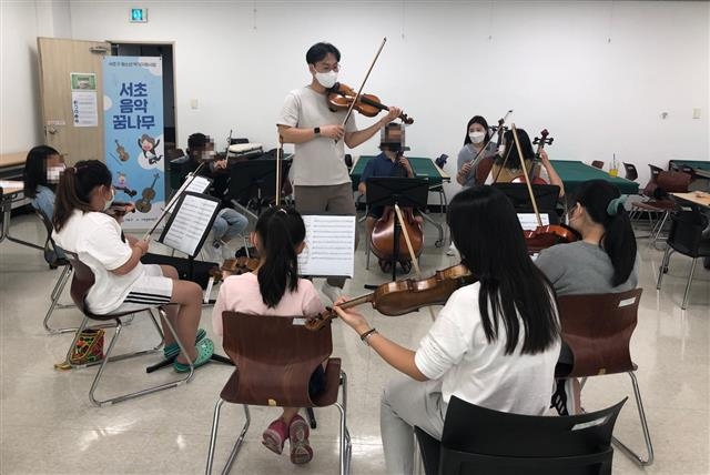 서울 서초구가 진행한 ‘서초음악꿈나무 악기 나눔사업’에 참여한 청소년들이 지난해 9월 악기교육을 받고 있다.  서초구 제공