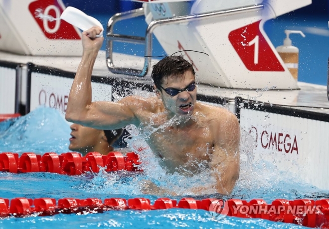 27일 일본 도쿄 아쿠아틱스센터에서 열린 도쿄 올림픽 남자 배영 100m 결승전. 금메달을 획득한 러시아 예브게니 릴로프가 기뻐하고 있다. 연합뉴스