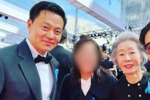 윤여정 아카데미 레드카펫 동행한 연하남 정체