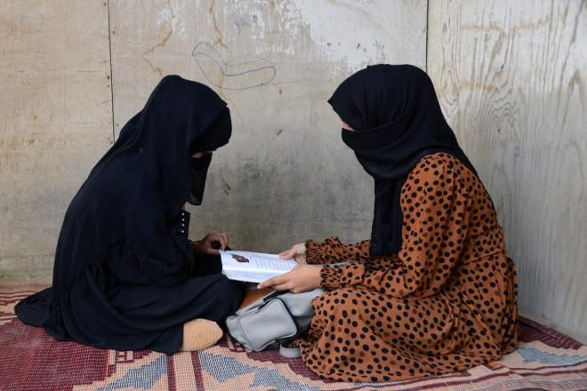 집에서 공부하는 아프간 여학생들