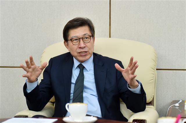 다음달 7일 취임 1주년을 맞는 박형준 부산시장이 28일 집무실에서 가진 서울신문과의 인터뷰에서 지난 1년간의 소회와 앞으로의 계획 등에 대해 설명하고 있다. 그는 “지난 1년이 길지 않은 시간이었지만 부산시가 재도약할 수 있는 발판과 동력을 마련하고, 부산이 나아가야 할 방향을 제시한 점 등이 나름 뜻깊었다”고 회상했다. 부산시 제공