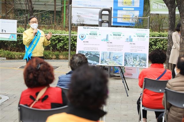 유성훈 서울 금천구청장이 지난 25일 오후 가산동 조마어린이공원에서 열린 ‘우리동네 현주소’ 행사에서 주민들에게 지역 현안을 설명하고 있다. 금천구청 제공