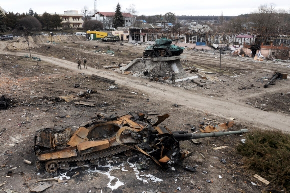28일(현지시간) 우크라이나 수도 키이우 동쪽 트로스얀네츠 마을에 파괴된 러시아군 탱크 잔해가 널브러져 있다. 우크라이나군은 이틀 전에 러시아군이 장악했던 이 마을을 탈환했다고 밝혔다. 2022.3.29 트로스얀네츠 AP 연합뉴스