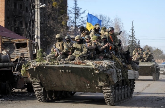 우크라이나 수도 키이우에서 동쪽으로 약 400㎞ 떨어진 트로스얀네츠에 28일(현지시간) 우크라이나군이 국기를 꽂은 장갑차를 타고 진입하고 있다. 우크라이나군은 이틀 전 트로스얀네츠를 장악했던 러시아군을 몰아냈다. 2022.3.29 트로스얀네츠 AP 연합뉴스