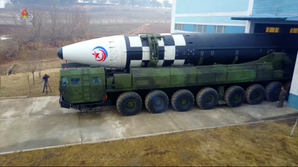 북한, ‘신형ICBM 화성-17형’ 시험발사 영상 공개