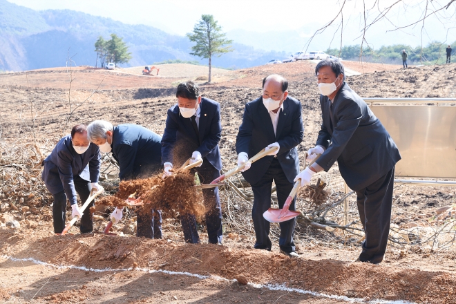 한국전쟁 당시 미군 폭격으로 민간인이 희생된 단양군 영춘면 상리에서 지난 28일 유해발굴 개토제가 열리고 있다. 단양군 제공.