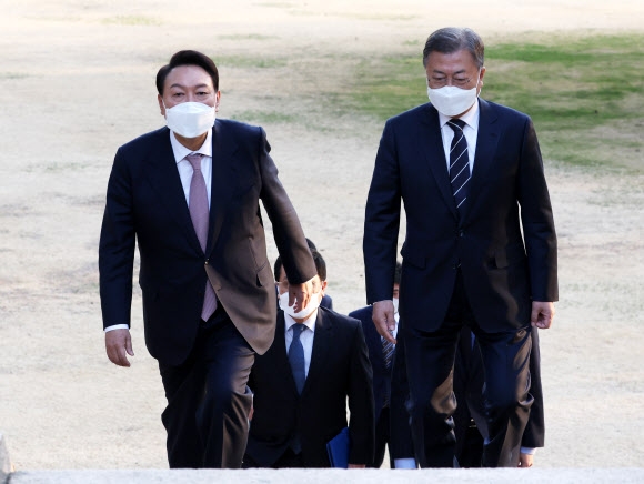 문재인 대통령과 윤석열 대통령 당선인이 28일 오후 만찬 회동을 위해 청와대 상춘재로 걸어가고 있다. 연합뉴스