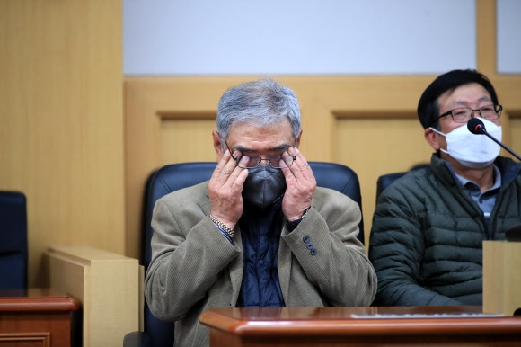 4·3 수형인에 대한 직권 재심 두 번째 공판이 진행된 29일 오전 4·3 희생자 유족이 법정 안에서 무죄 선고를 받고 기뻐하며 눈물을 흘리고 있다. -제주도사진기자회 