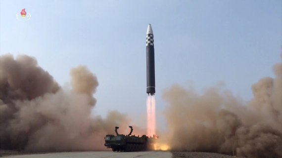 북한이 지난달 24일 김정은 북한 조선노동당 총비서 겸 국무위원장의 명령, 지도 아래 신형 대륙간탄도미사일(ICBM) 화성 17형을 시험 발사했다고 25일 보도했다. 2022.03.24 조선중앙TV