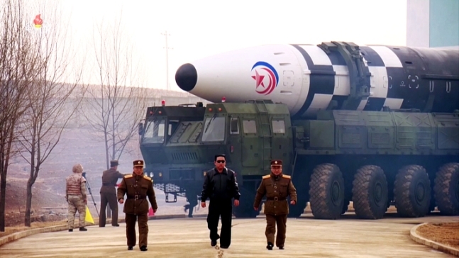 북한이 지난 24일 김정은 북한 조선노동당 총비서 겸 국무위원장의 명령, 지도 아래 신형 대륙간탄도미사일(ICBM) 화성 17형을 시험 발사했다고 25일 보도했다. 조선중앙TV  