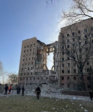 29일(현지시간) 러시아군의 공격으로 우크라이나 남부 미콜라이우 주정부 건물이 크게 파손됐다. 연합뉴스