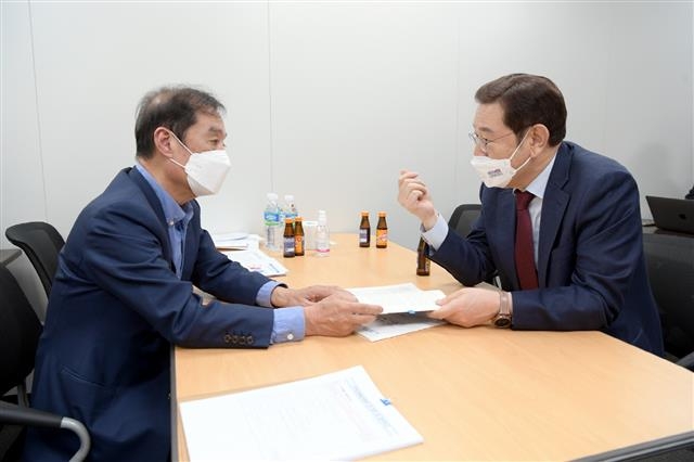 이용섭(오른쪽) 광주시장이 지난 28일 서울 통의동 인수위 사무실을 찾아 김병준 지역균형발전특위 위원장과 지역 현안을 협의하고 있다. 광주시 제공