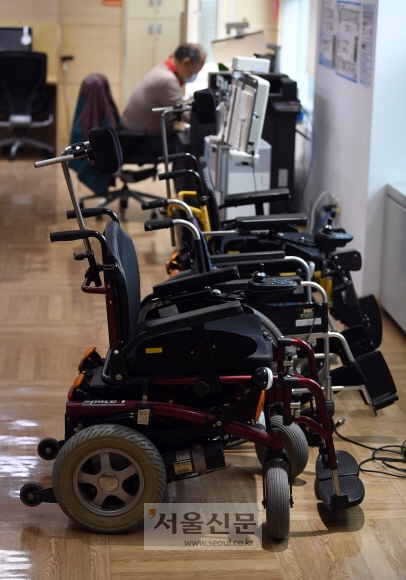 도서관 내부에는 장애인이 시설을 더 편리하게 이용할 수 있도록 다양한 종류의 휠체어가 준비돼 있다.