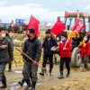 ‘알곡 고지 점령’ 영농작업하러 나가는 북한 농민들