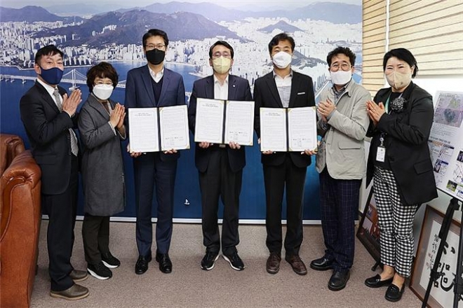 부산시는 수영구청, 사회적 기업인 유니온키드과 함께 커피찌꺼기 재자원화 시범사업을 위한 업무협약을 지난 28일 체결했다< 부산시 제공> 