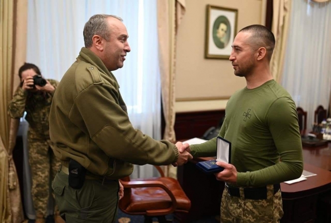 로먼 흐리보우 병사가 훈장을 받는 모습. 2022.03.30 우크라이나 국방부 트위터