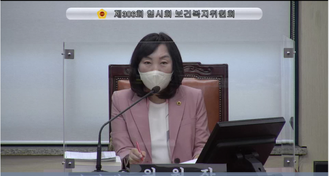 제306회 임시회 제1차 보건복지위원회 회의를 주재 중인 이영실 위원장
