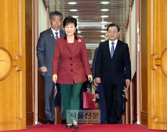 박근혜 전 대통령이 G20, APEC, 아세안정상회의를 마치고 서울공항을 통해 귀국하며 인사하고 있던 모습이다. 2015. 11. 23 안주영 기자