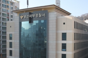 부산 80대 운전 차량 버스정거장 덮쳐 2명 사상