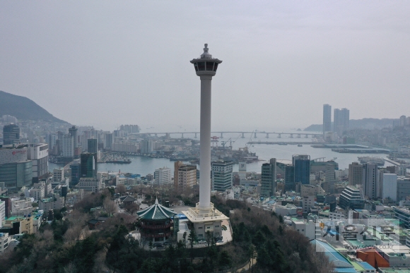 부산 원도심의 랜드마크 인 용두산공원과 부산타워.