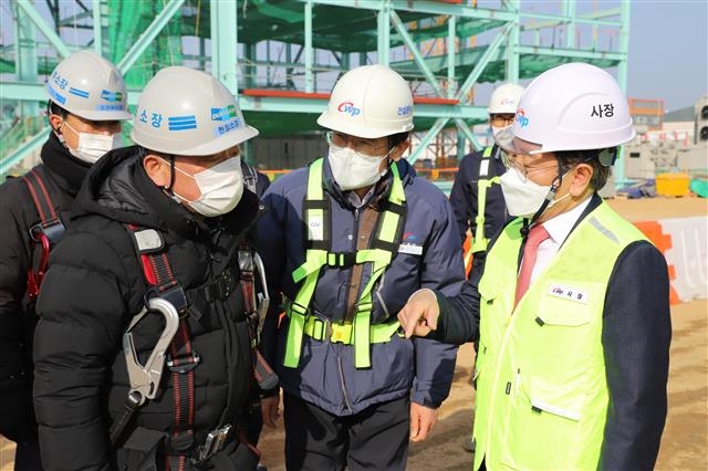 박형덕(맨 오른쪽) 한국서부발전 사장이 지난 1월 김포열병합발전 건설현장에서 안전점검을 하고 있다. 한국서부발전 제공