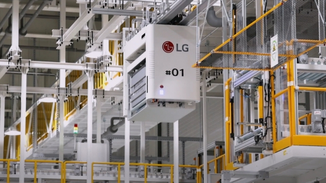 LG스마트파크 생산라인의 고공 컨베이어는 부품이 담긴 박스를 고공으로 올린 뒤 필요한 작업 구간으로 자동 배송한다. LG전자 제공 