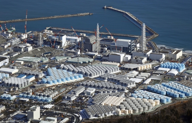 후쿠시마 원전 오염수 2021년 1월의 후쿠시마현 오쿠마쵸의 후쿠시마 제1원전 근처 탱크에 저장된 대량의 방사능 오염수. 일본 정부는 ‘처리수’라고 부르는 이 오염수를 태평양으로 해양 방류하기로 결정하고 관련 공사를 하고 있다. 2022.3.31  AP 연합뉴스