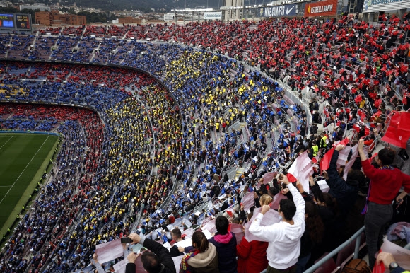 유럽여자챔피언스리그 8강 2차전이 열린 스페인 바르셀로나 캄 노오우를 가득 메운 9만 9000여 관중들이 열띤 응원을 펼치고 있다. [EPA 연합뉴스]