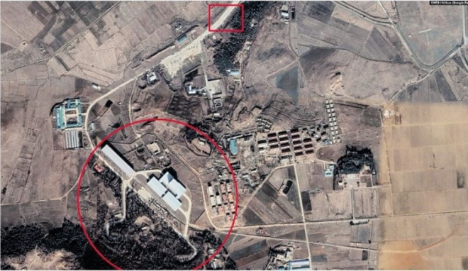 미국의소리(VOA) 방송이 31일 공개한 지난 24일 북한 대륙간탄도미사일(ICBM) 발사 지점 사진. 신리 미사일 지원시설은 원, 실제 ICBM 발사 지점은 네모로 표시했다. VOA 홈페이지 캡처