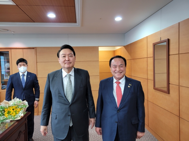 윤석열 대통령 당선인은 3월 25일 서울 종로구 통의동 인수위 집무실에서 김영만(오른쪽) 군위군수와 면담을 갖고 ‘군위의 대구 편입’ 입법을 위한 당 차원의 지원을 약속했다. 군위군 제공