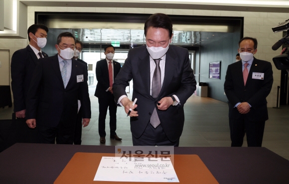 윤석열 대통령 당선인이 31일 서울 강남구 한국무역협회에서 열린 ‘청년무역 국가대표와의 만남’에 참석해 방명록을 작성하고 있다.2022. 3. 31 정연호 기자