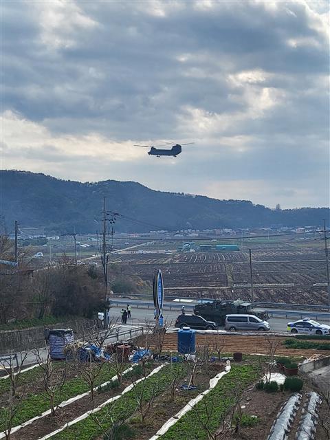 1일 오후 1시36분쯤 경남 사천시 정동면 고읍리 한 야산에 공군 훈련용 전투기(KT1) 2대가 추락한 가운데 공군 헬기가 실종된 조종사를 수색하기 위해 비행하고 있다. 2022.4.1<br>뉴스1