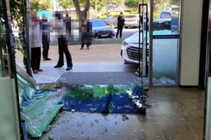 제주서 승용차가 은행으로 돌진…인명피해 없어