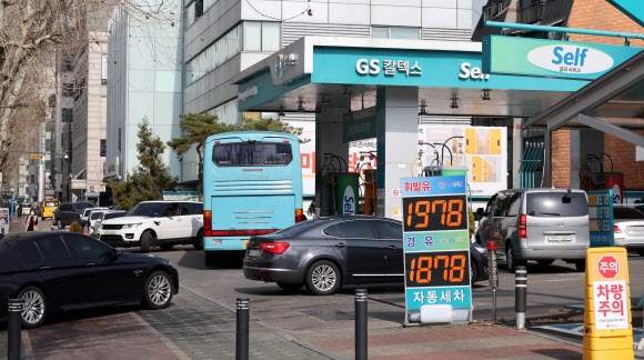 서울 평균 휘발유 가격이 2000원을 넘어선 가운데, 서울의 비교적 저렴한 주유소에서 차량들이 줄지어 주유를 하고 있다. 연합뉴스