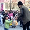다시 시작한 버스킹·봄꽃 나들이…코로나 불안 속 ‘일상회복’ 잰걸음