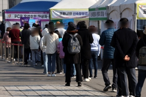 [속보] 오후 6시까지 전국 11만명 확진…전날보다 6만명 적어