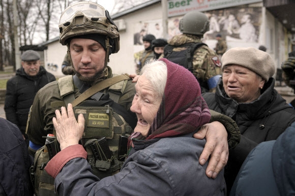 2일(현지시간) 러시아군이 점령했던 우크라이나 키이우 북부 외곽 도시 부차를 우크라이나군이 탈환하자 지역 주민들이 기뻐하고 있다. 부차 AP 연합뉴스