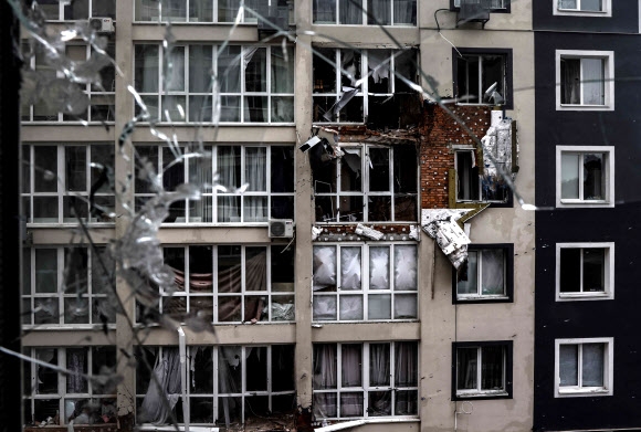 2일(현지시간) 우크라이나 키이우 북서쪽 외곽 부차에서 깨진 유리창 너머로 파괴된 건물이 보인다. 2022.4.2 AFP 연합뉴스