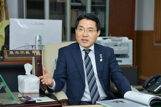 권오봉 전남 여수시장이 지난 1일 집무실에서 가진 서울신문과의 인터뷰에서 “시정의 완성도를 높여 시민과 함께 여수 미래 100년을 열겠다”는 포부를 밝히고 있다.  여수시 제공