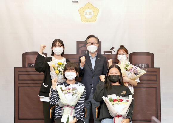 유성훈(가운데) 금천구청장이 지난해 청소년총선거에서 의원으로 당선된 청소년 위원들과 기념사진을 찍고 있다. 금천구 제공