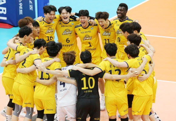 3일 경기도 의정부체육관에서 열린 프로배구 ‘도드람 2021-2022 V리그’ 남자부 플레이오프 전에서 KB손해보험 선수들이 한국전력을 꺾고 창단 첫 챔피언결정전에 오른 뒤 기뻐하고 있다. 연합뉴스