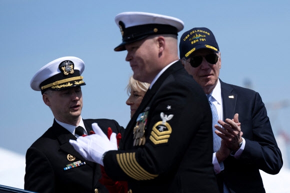 조 바이든(맨오른쪽) 미국 대통령과 질 바이든 여사가 매튜 호튼(맨 왼쪽) 사령관과 함께 2일(현지시간) 미국 델라웨어주 윌밍턴 항에서 열린 버지니아급 잠수함 델라웨어호 취역 기념식에 참석하고 있다. AFP 연합뉴스 2022-04-03