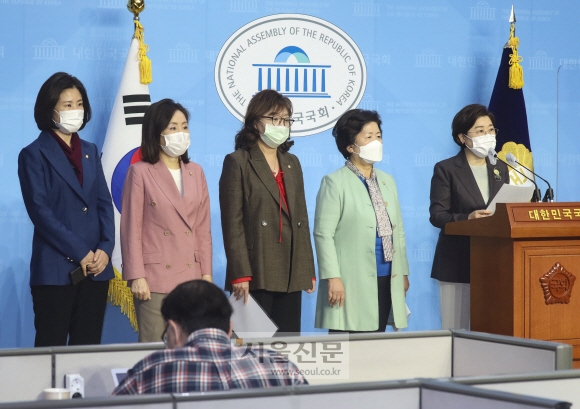 김정재 의원(오른쪽)을 등 국민의힘 국회 여성가족위원회 위원들이 지난 2020년 기자회견을 열고 국회 여가위 국정감사의 증인·참고인 채택 관련 입장을 밝히던 모습이다. 이날 위원들은 정의기억연대 횡령사건, 박원순·오거돈 사건 관련자에 대한 증인·참고인 채택을 촉구했다. 2020. 10. 20 김명국 선임기자