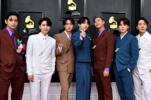 South Korean boy band BTS arrives for the 64th Annual Grammy Awards at the MGM Grand Garden Arena in Las Vegas on April 3, 2022. AFP 연합뉴스
