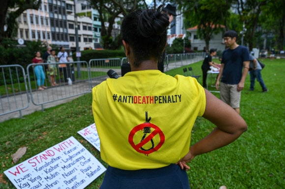 3일 싱가포르 스피커스 코너에서 열린 사형 반대 시위에서 한 활동가가 사형 선고를 받고 수감돼 있는 사람들의 이름이 적힌 플래카드를 보고 있다. 싱가포르 AFP 연합뉴스